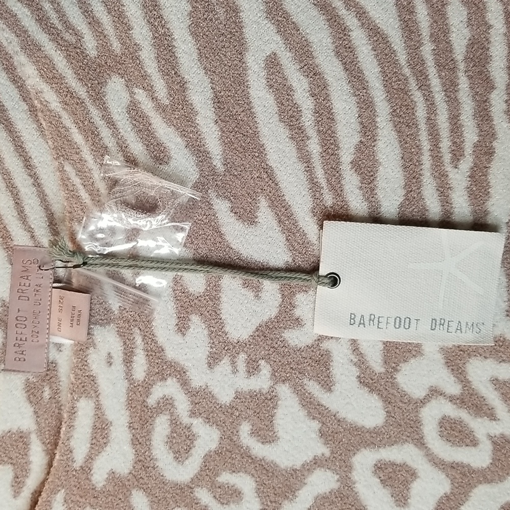 NWT Barefoot Dreams Cozy Ultra Lite Ocean Breeze Faded Rose Animal Print Poncho - Picture 7 of 8